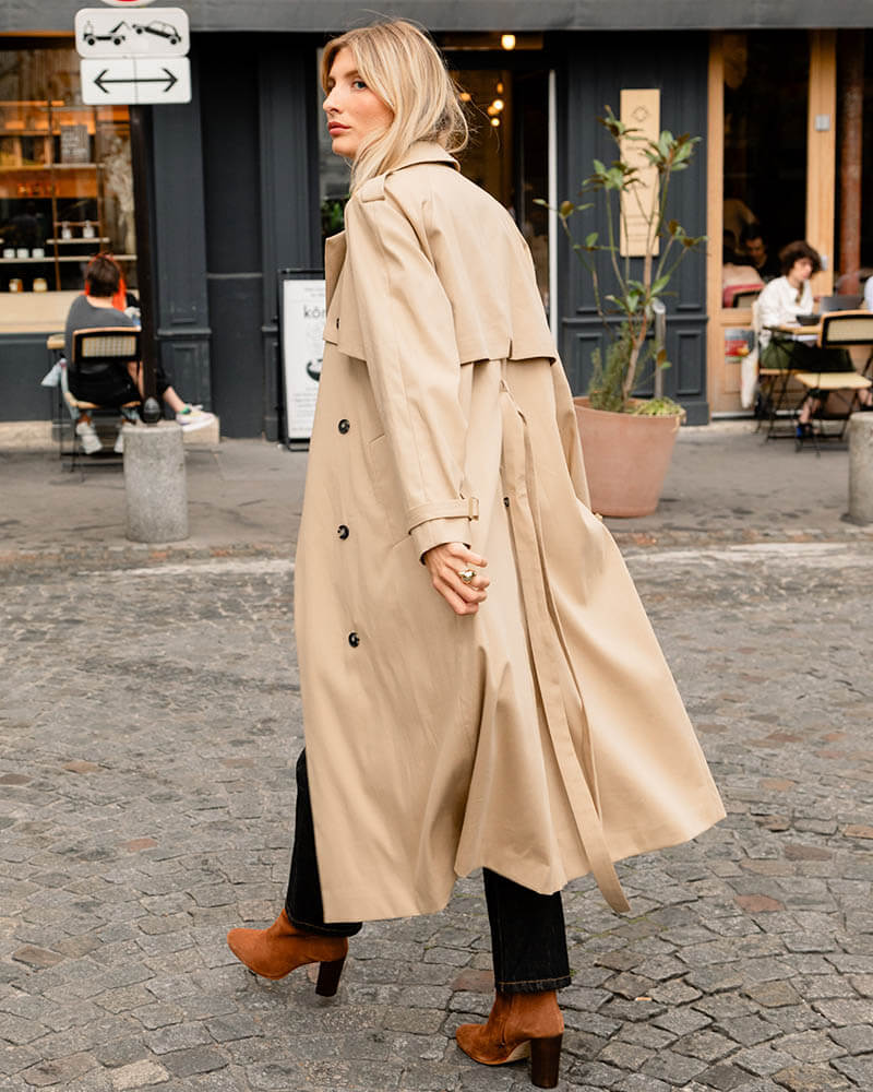 Vue arrière du trench beige Watson, coupe oversize, ouvert, confectionné en gabardine déperlante.